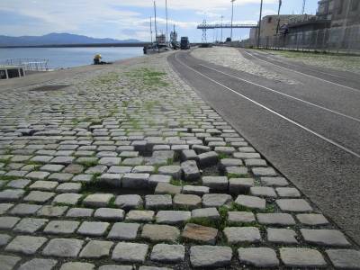 “Παγίδες” για τους πεζούς στο λιμάνι Καλαμάτας
