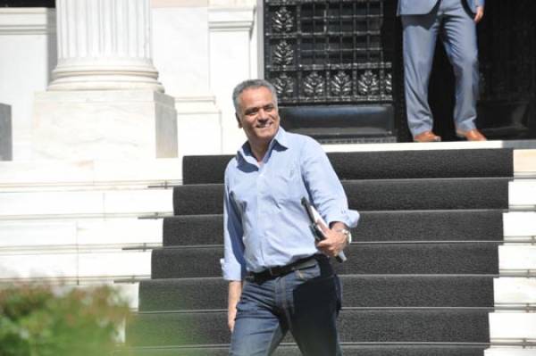 Σκουρλέτης: "Δεν θα υπάρξει καμία μείωση, είτε σε επικουρικές, είτε σε βασικές συντάξεις"