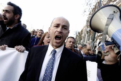 Η “επανάσταση της γραβάτας” δεν έχει πολιτικό πρόσημο