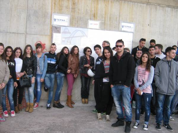 Μαθητές του 1ου ΕΠΑΛ στην τοξωτή γέφυρα Τσακώνας