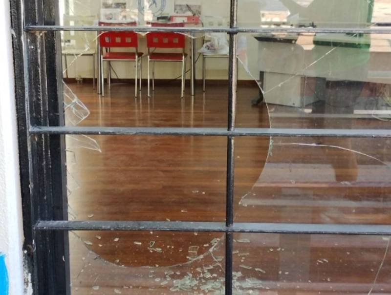Βρήκαν σπασμένα τα τζάμια των γραφείων του ΣΔΥΜ