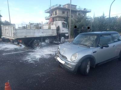 Τροχαίο ατύχημα στον περιφερειακό της Καλαμάτας - Γέμισε ασβέστη το οδόστρωμα