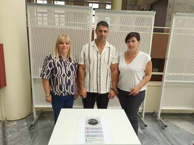 Στη φωτογραφία από αριστερά η γενική γραμματέας Αγγελική Χρονοπούλου, ο Πρόεδρος Παναγιώτης Λεντζής και η ταμίας Εύη Τζώρτζη.