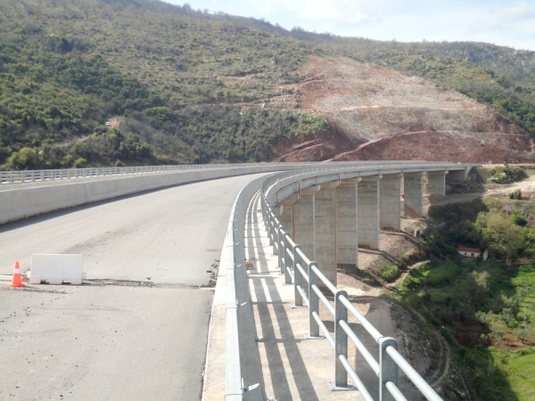 Ψάχνουν &quot;παράκαμψη&quot; για 1,5 εκατομμύριο ευρώ προκειμένου να παραδοθεί φέτος το Παραδείσια - Τσακώνα