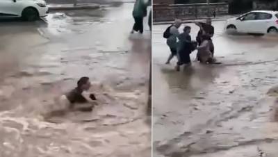 Χείμαρροι στο κέντρο της Αθήνας παρέσυραν κόσμο - Κινδύνεψαν να πνιγούν στον Ευαγγελισμό (Βίντεο)