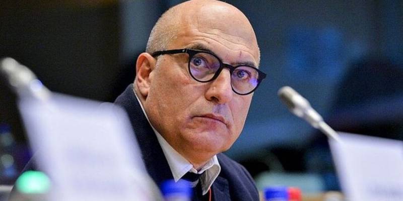 Ιταλία: Ένταλμα σύλληψης για τον ευρωβουλευτή Αντρέα Κοτσολίνο