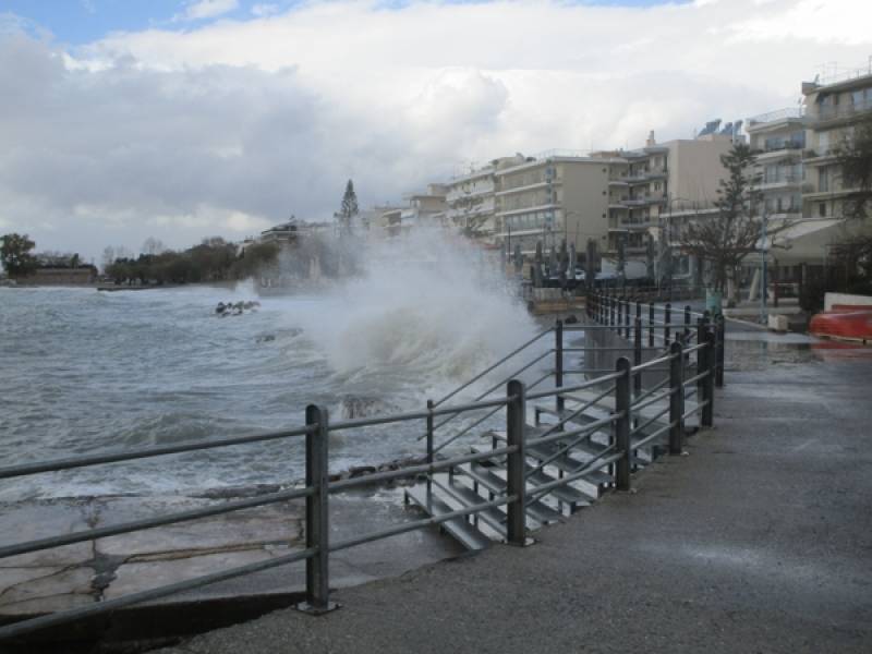 Εντυπωσιακά κύματα στην Παραλία Καλαμάτας (βίντεο)