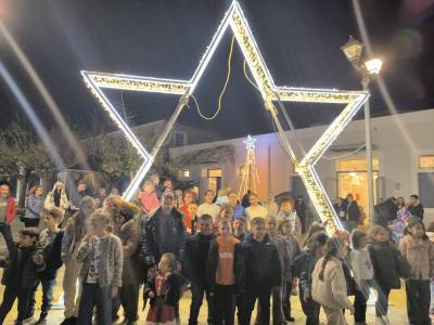 Πλήθος κόσμου στο άναμμα του χριστουγεννιάτικου δέντρου στη Μεθώνη