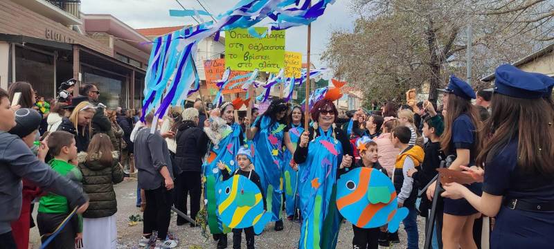Εκατοντάδες καρναβαλιστές ξεφάντωσαν στα Φιλιατρά (βίντεο-φωτογραφίες)