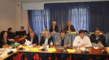 "Αποκεφαλισμός" Πουλά αντί "βελούδινο διαζύγιο"