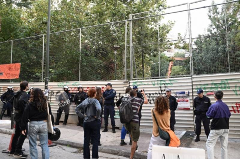 Εξάρχεια: Κόβουν δέντρα για το μετρό – Αντιδρούν οι κάτοικοι (βίντεο)