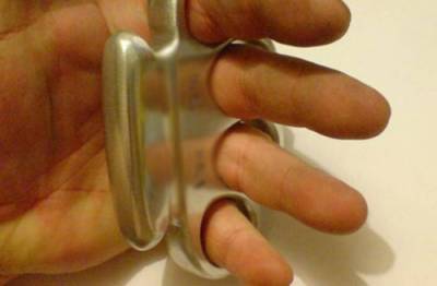 Καλαμάτα: Τσιγγάνος κυκλοφορούσε με σιδηρογροθιά