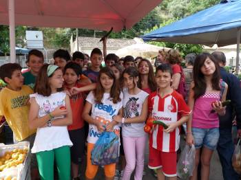 Μαθητές του 19ου Δημοτικού στη λαϊκή αγορά της Καλαμάτας