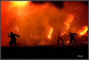 Η Μεσσηνία τήρησε και φέτος τα πασχαλινά της έθιμα (φωτογραφίες από Σαϊτοπόλεμο και κάψιμο Ιούδα)