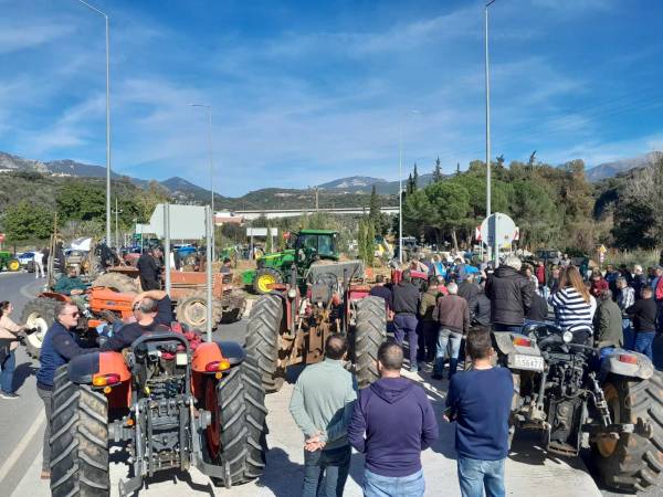 Καλαμάτα: Μπλόκο των αγροτών στον κόμβο του αυτοκινητοδρόμου πάνω από το ΚΤΕΛ (βίντεο)