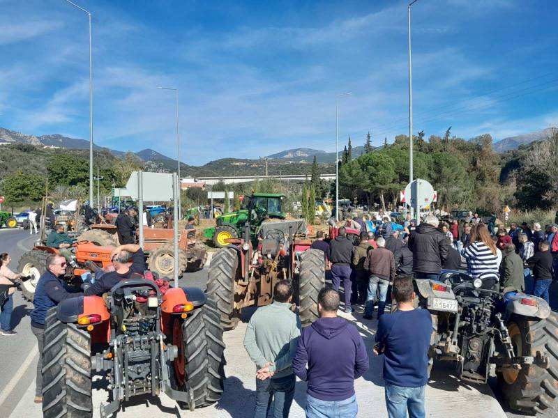 Καλαμάτα: Μπλόκο των αγροτών στον κόμβο του αυτοκινητοδρόμου πάνω από το ΚΤΕΛ (βίντεο)