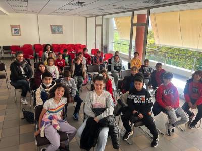 Η Δ΄τάξη του Πειραματικού Δημοτικού στην “Ε”