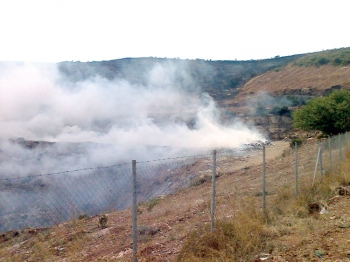 Καίγονται σκουπίδια στη χωματερή της Κυπαρισσίας