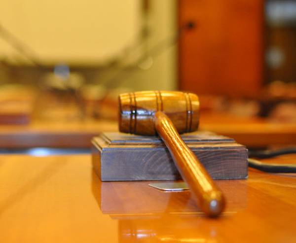 5 χρόνια σε 27χρονο για ξυλοδαρμό της μάνας του στην Καλαμάτα