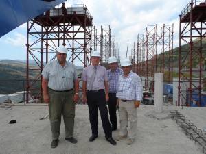 Στο εργοτάξιο της τοξωτής γέφυρας στο Παραδείσια - Τσακώνα ο Γιάν. Καρνέσης