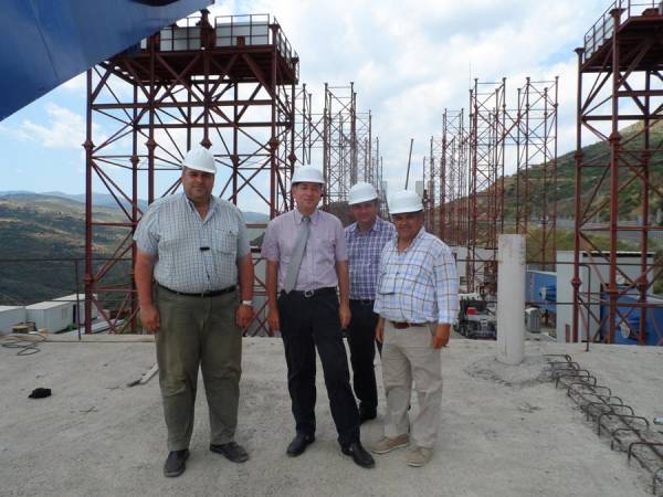 Στο εργοτάξιο της τοξωτής γέφυρας στο Παραδείσια - Τσακώνα ο Γιάν. Καρνέσης