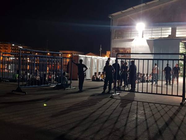 Καλαμάτα: Νέα άφιξη μεταναστών τα ξημερώματα - Αναζητούνται οι χειριστές του σκάφους (φωτο)