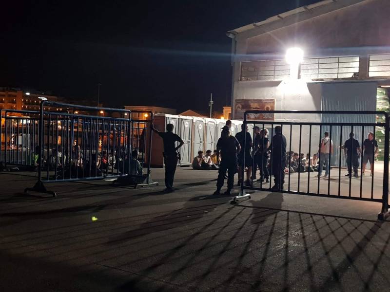 Καλαμάτα: Νέα άφιξη μεταναστών τα ξημερώματα - Αναζητούνται οι χειριστές του σκάφους (φωτο)