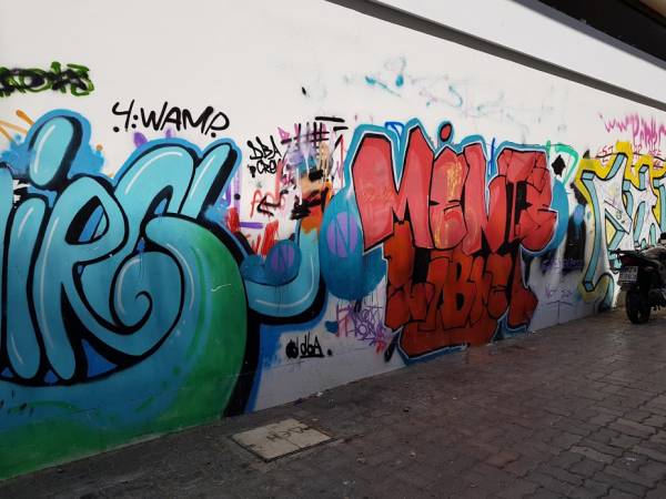 Βρομίζουν και καταστρέφουν κτήρια και μνημεία