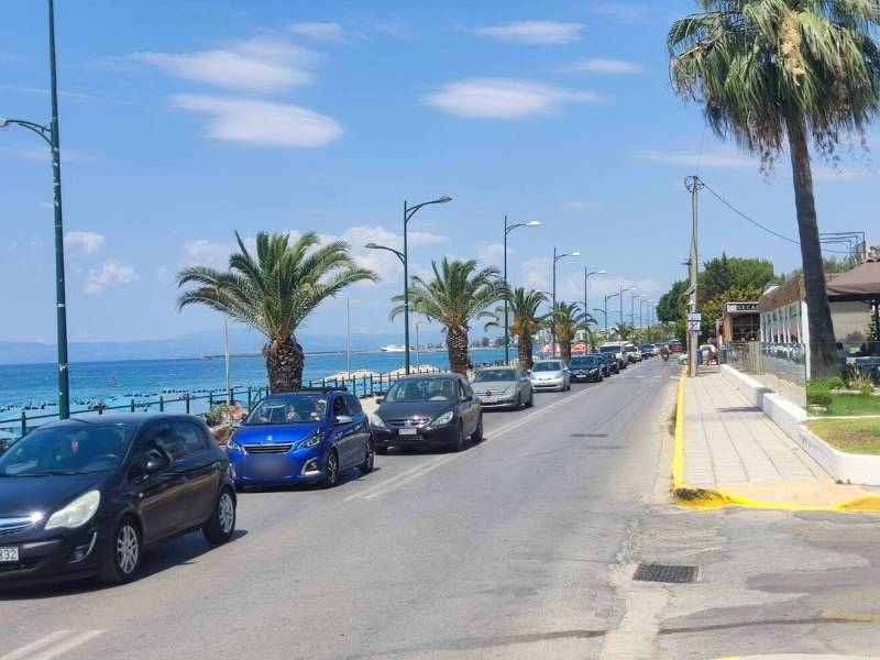 Σκηνικό Αυγούστου από τον Ιούνιο στην Καλαμάτα - Ουρές σε Ναυαρίνου και Λακωνικής (βίντεο)