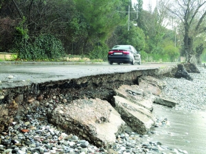 Παρέμβαση στον παραλιακό δρόμο της Μικρής Μαντίνειας