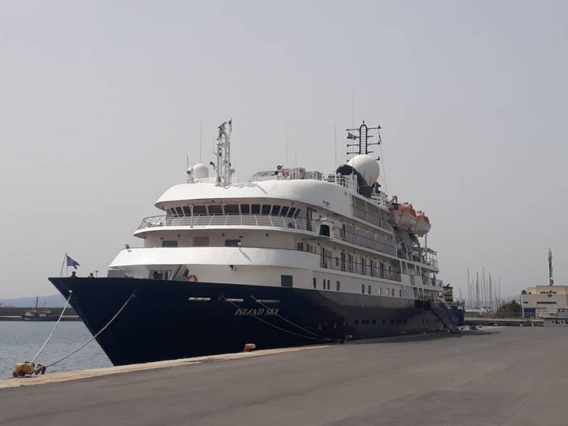 Το μικρό κρουαζιερόπλοιο "Island Sky" στο λιμάνι της Καλαμάτας