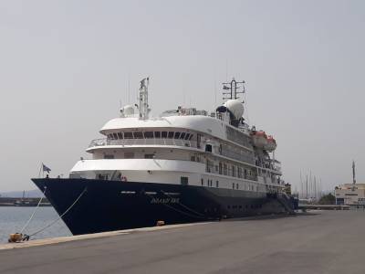 Το μικρό κρουαζιερόπλοιο "Island Sky" στο λιμάνι της Καλαμάτας