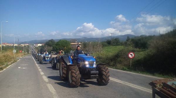 Αποχώρησαν οι αγρότες από το μπλόκο του Καλού Νερού (βίντεο)