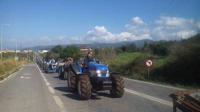 Αποχώρησαν οι αγρότες από το μπλόκο του Καλού Νερού (βίντεο)