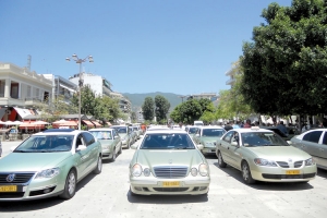 Συγκεντρώσεις ταξιτζήδων σε αεροδρόμιο και κεντρική πλατεία Καλαμάτας - Δυναμικές κινητοποιήσεις για να αποτραπεί η "εξόντωσή" τους