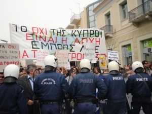 Διαμαρτυρία ΣΥΡΙΖΑ και ΕΠΑΜ στην Καλαμάτα. Μικροεπεισόδια στο τέλος της παρέλασης (φωτογραφίες)