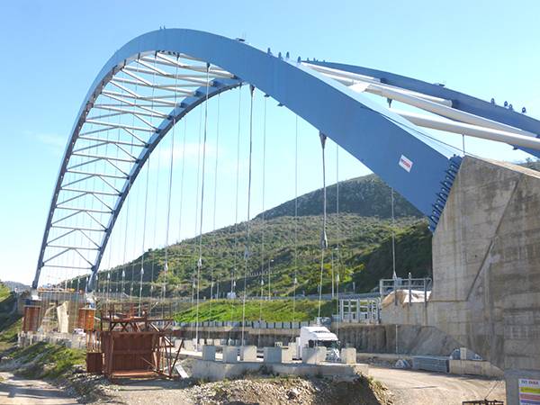 Από τον παλιό δρόμο στο Παραδείσια - Τσακώνα όταν συναρμολογείται η νέα γέφυρα