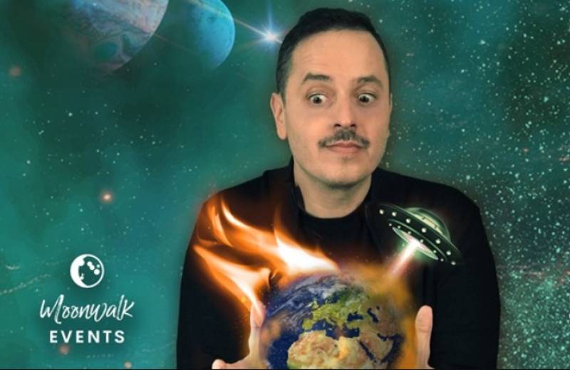 «Εξωγήινος»: Η νέα παράσταση του Αλέξανδρου Τσουβέλα στο Ανοιχτό Θέατρο Καλαμάτας