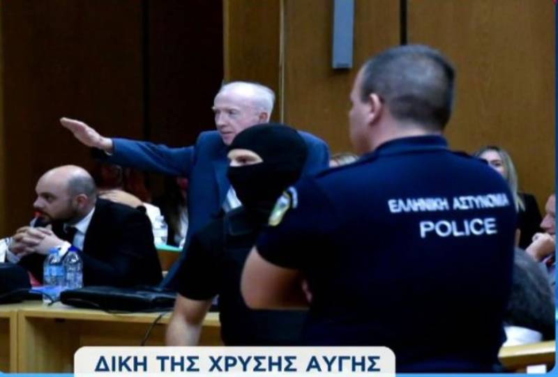 Δίκη Χρ. Αυγής: Χαιρέτισε ναζιστικά ο συνήγορος του Γ. Λαγού (Βίντεο)