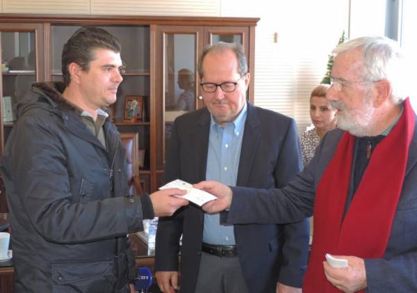 6.000 ευρώ από ομογενείς σε 32 πλημμυροπαθείς οικογένειες