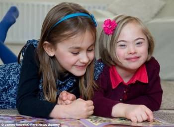 Το κορίτσι με Σύνδρομο Down που μαθαίνει αντιγράφοντας την δίδυμη αδελφή της