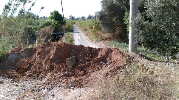 Τον απέκλεισαν με χώματα