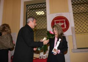 Ο δήμαρχος Πειραιά βράβευσε τη Μεσσηνία Δώρα Γιαννίτση