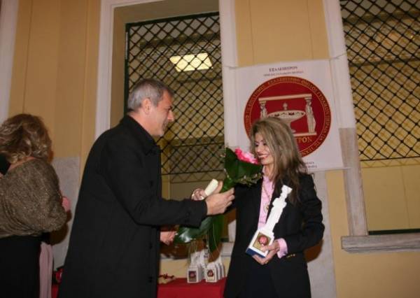 Ο δήμαρχος Πειραιά βράβευσε τη Μεσσηνία Δώρα Γιαννίτση