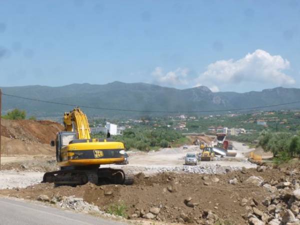 Εντατικά ο περιφερειακός της Καλαμάτας και κάτω από την οδό Σπάρτης (βίντεο-φωτογραφίες)