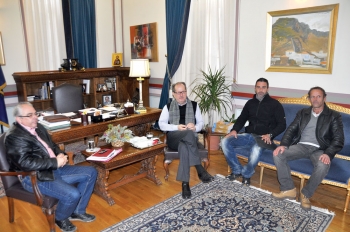 Ντόπιοι σιδεράδες στη γέφυρα του Νέδοντα