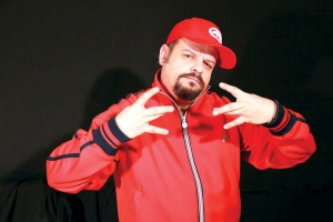 Ο Δημήτρης Μεντζέλος στο μπαρ "Μώμος"