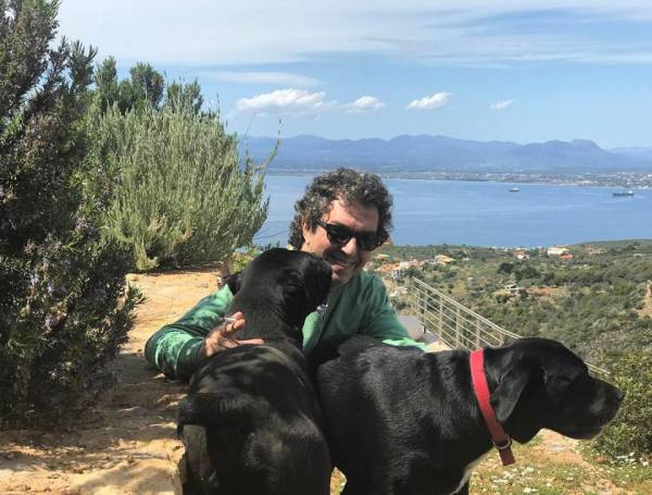 Ο Χρ. Χατζηπαναγιώτης στην «Ε»: «Ερωτεύτηκα τη Μεσσηνία και τη Μάνη γιατί μοιάζουν πολύ με τη Μυτιλήνη»