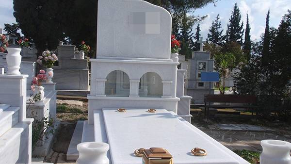 Έκλεψαν πορτοφόλι από… τάφο στο Μελιγαλά