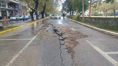 Καλαμάτα: "Έσκασε" ο δρόμος στον παράδρομο του πάρκινγκ του Νέδοντα